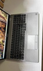 نمای نزدیک از کیبورد و تاچ‌پد لپ تاپ Dell Precision 3551