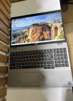 لپ تاپ استوک Dell Precision 3551 باز شده با صفحه نمایش FHD روشن و کیبورد