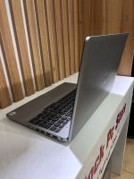 نمای جانبی لپ تاپ Dell Precision 3551، نشان‌دهنده پورت‌ها و طراحی باریک