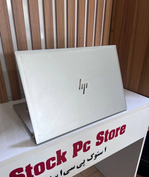 نمای پشت لپ تاپ استوک HP ENVY 17M با لوگوی HP
