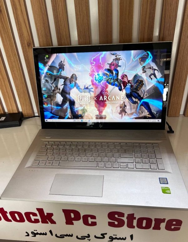 نمای جلوی لپ تاپ HP ENVY 17M با صفحه نمایش 4K روشن و تصویر PUBG x Arcane