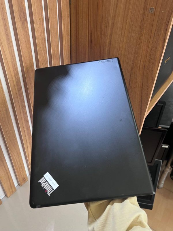 طراحی مقاوم و ضخامت لپ تاپ استوک لنوو E570