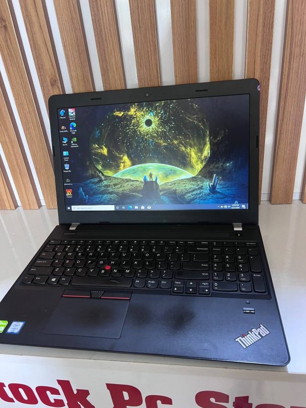 کیبورد جزیره ای کامل و صفحه نمایش لپ تاپ لنوو ThinkPad E570 روشن