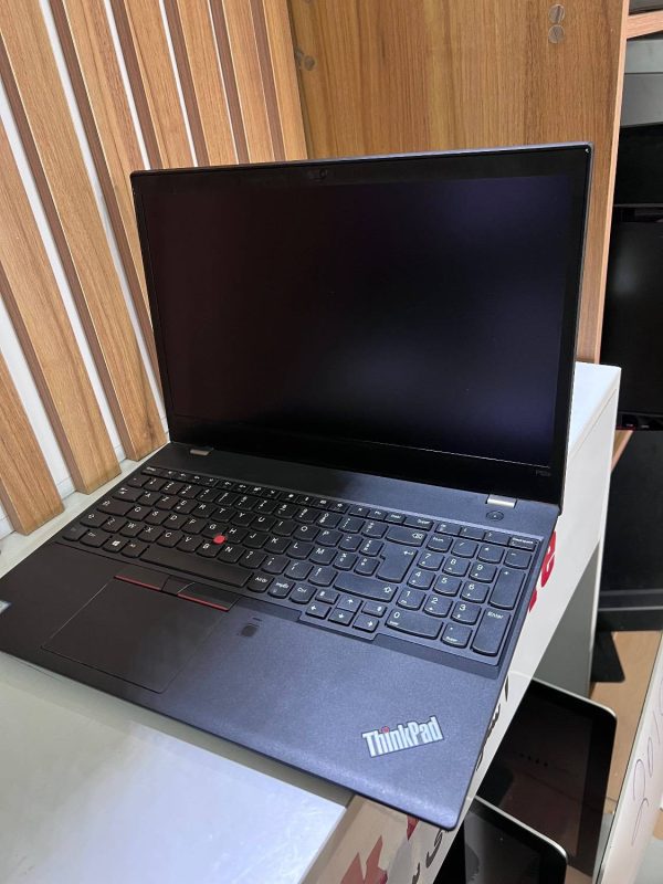 نمای رو به جلوی لپ تاپ استوک Lenovo Thinkpad P52s باز شده، نمایش کیبورد و صفحه لمسی