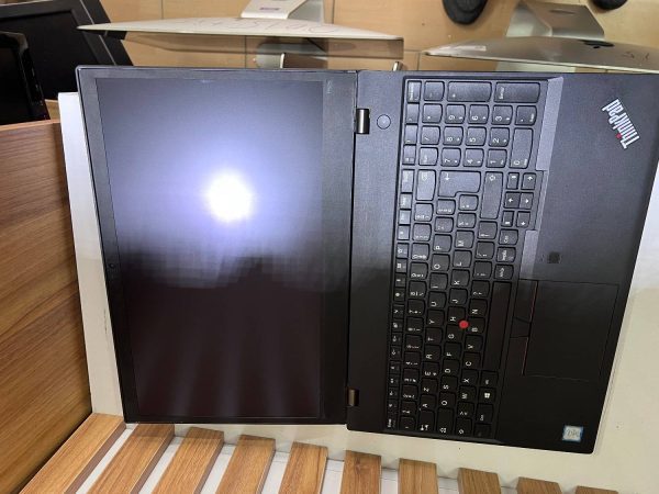 نمای جانبی لپ تاپ Lenovo Thinkpad P52s باز شده به صورت تخت (180 درجه)
