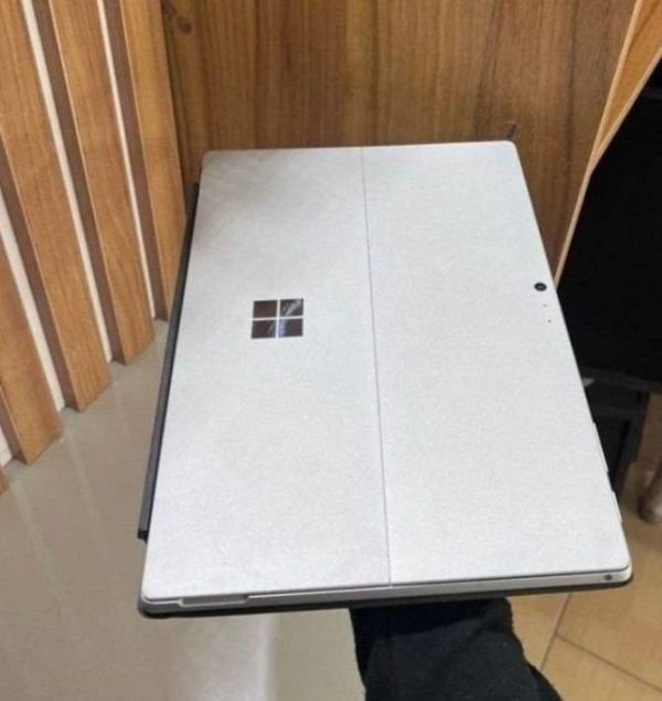 نمای پشتی بسته تبلت لپ‌تاپی Microsoft Surface Pro 7+ Plus، با لوگوی Windows در مرکز