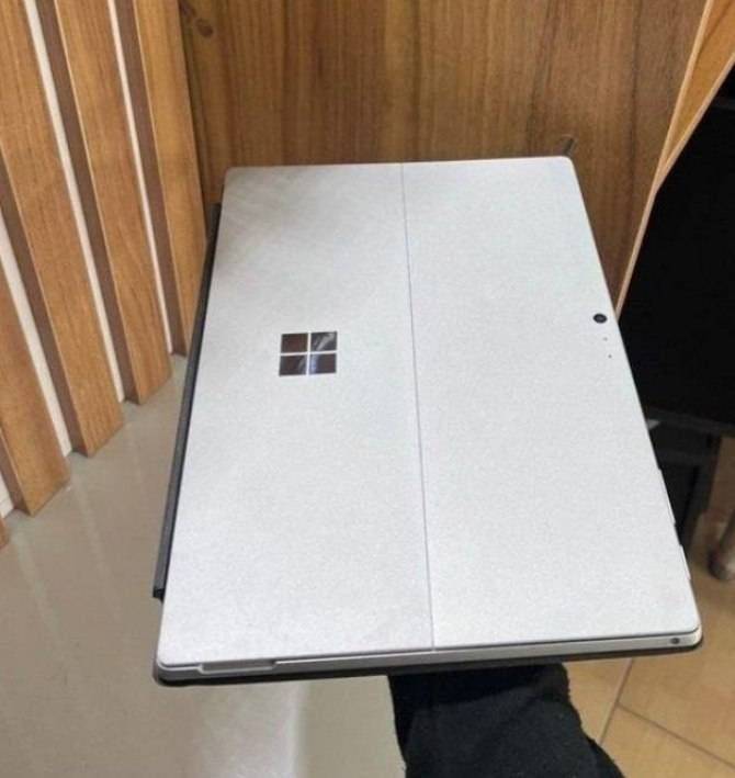 نمای پشتی بسته تبلت لپ‌تاپی Microsoft Surface Pro 7+ Plus، با لوگوی Windows در مرکز