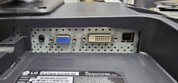 پنل پشتی مانیتور Dell با پورت‌های VGA، DVI و USB