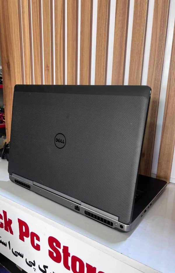 نمای پشتی بسته لپ تاپ Dell Precision 7720 با طرح بافت‌دار و لوگوی Dell