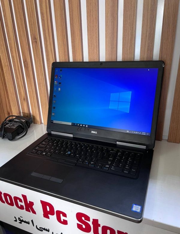 لپ تاپ استوک Dell Precision 7720 باز شده با صفحه نمایش QHD روشن و کیبورد