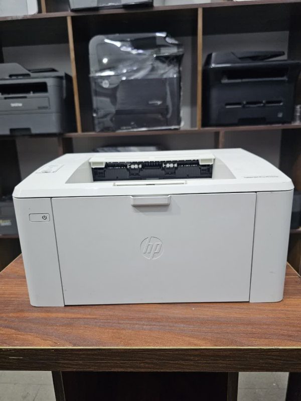 نمای جلوی پرینتر لیزر HP 102W با لوگوی HP