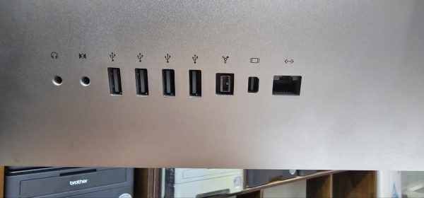 پورت‌های آی‌مک ۲۲ اینچ اپل شامل USB، LAN و هدفون