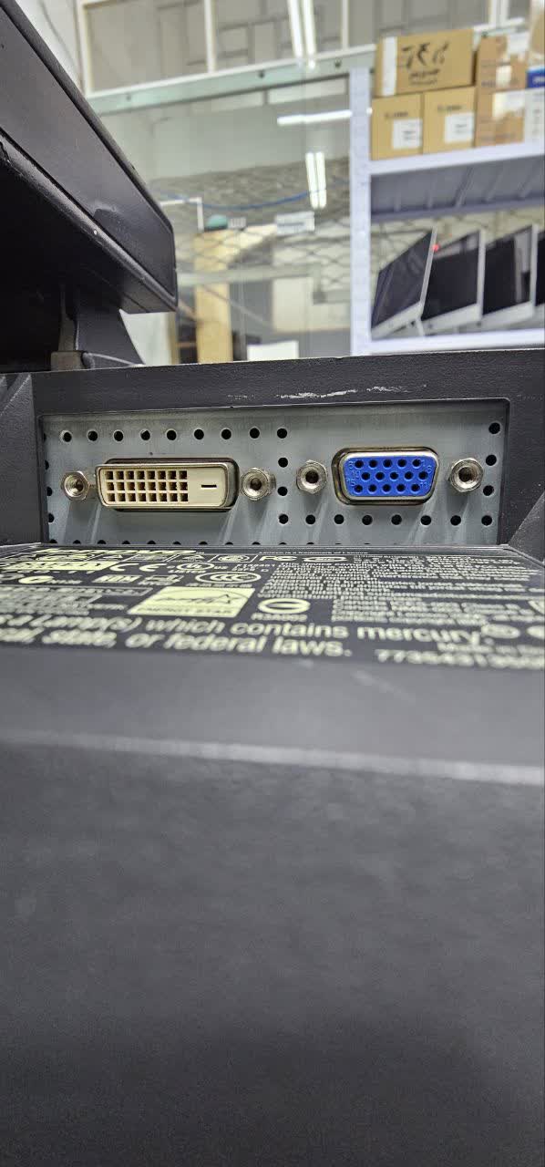 مانیتور Lenovo با پورت‌های DVI و VGA