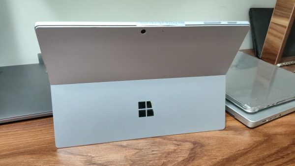 نمای پشتی دستگاه Microsoft Surface Pro 5 با لوگوی مربع شکل مایکروسافت